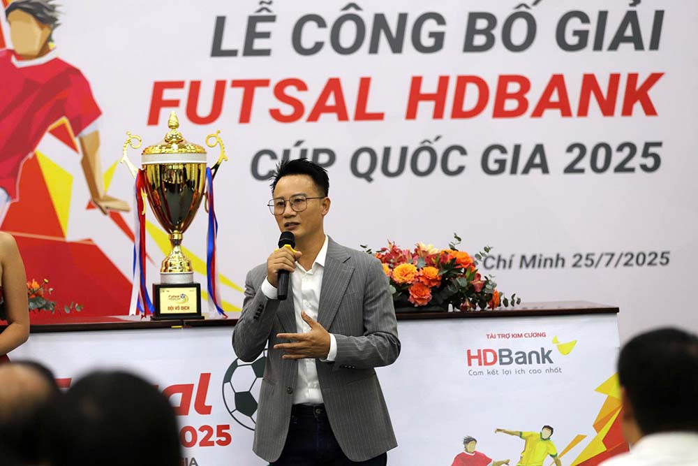 Nhac si, ca si Hoang Bach se trinh bay ca khuc moi trong le khai mac giai. Anh: VFF