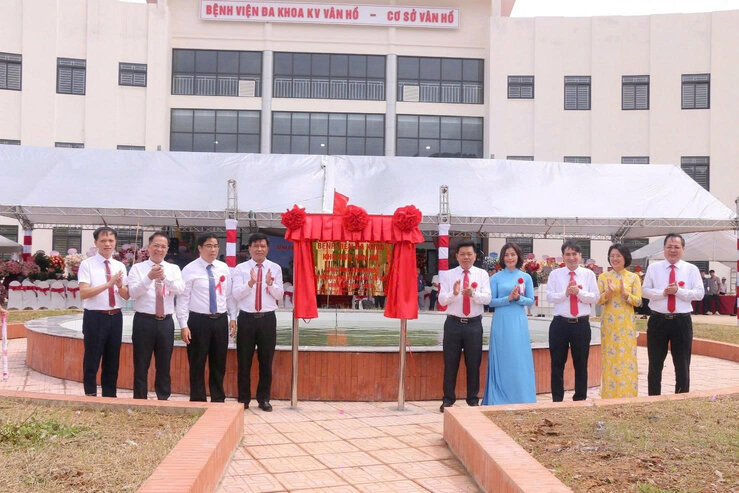 Delegates performed the ceremony of attaching a signboard to the Van Ho Regional General Hospital and Van Ho facility, welcoming the 1st Van Ho Commune Delegation Congress, term 2025, 2030. Photo: Truong Son