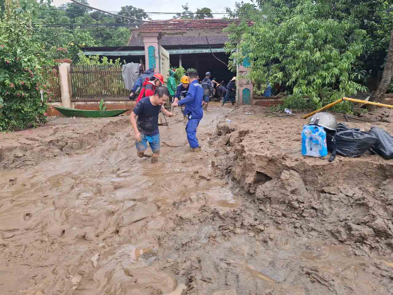 Nguoi dan don day bun ra duong. Anh: Tran Tuan.