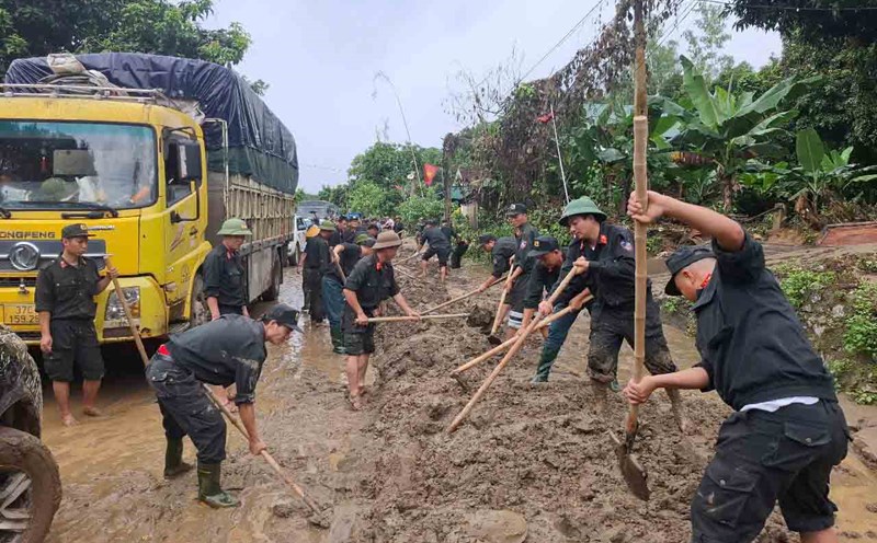 On July 25, the Mobile Police force participated in clearing mud in Tam Quang commune (old Tuong Duong district) so that vehicles could travel in both directions after the flood receded. Photo: Tran Tuan.