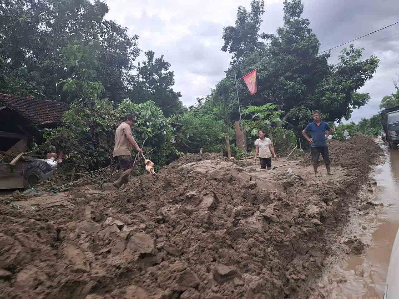 Nguoi dan nhu bat luc voi dong bun chat nhu nui ngoai duong va truoc cong nha. Anh: Tran Tuan.