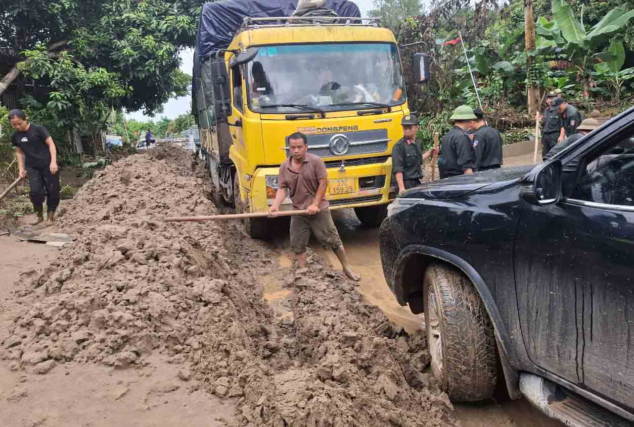 Trong khi duong dang qua tai, bun chat dong moi chi khoi thong tuyen tam thoi. Anh: Tran Tuan.