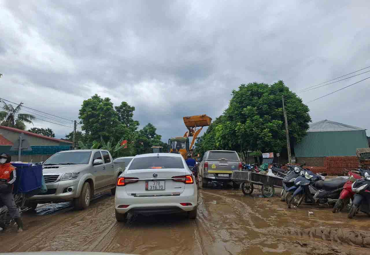 May ui vua gat bun vua tranh de phuong tien qua lai tai xa Con Cuong nen mat nhieu thoi gian. Anh: Tran Tuan.