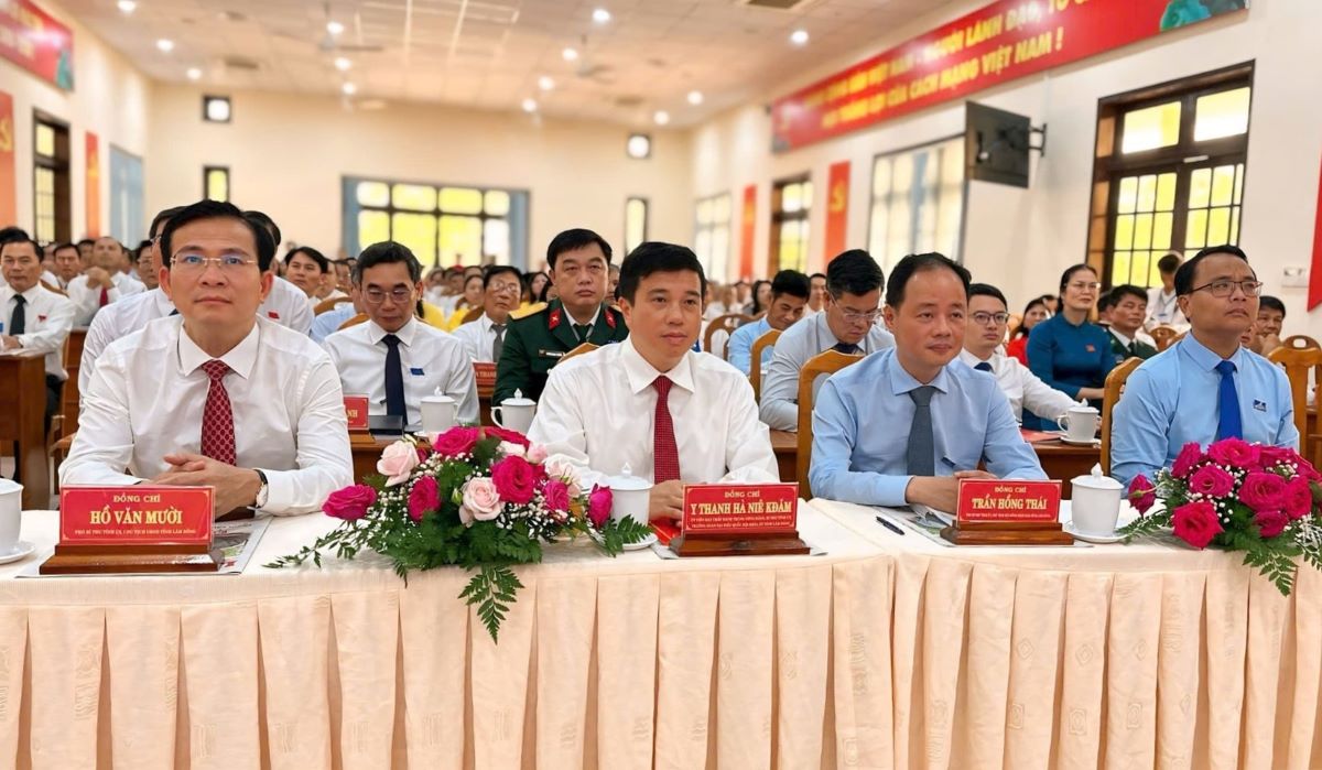 Cac lanh dao tinh Lam Dong tham du Dai hoi. Anh: Pham Duy