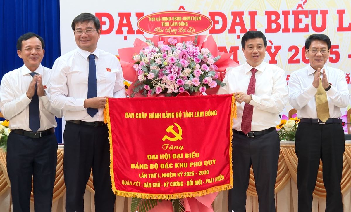 Ong Y Thanh Ha Nie Kdam - Bi thu Tinh uy Lam Dong tang co luu niem cho Dai hoi. Anh: Pham Duy