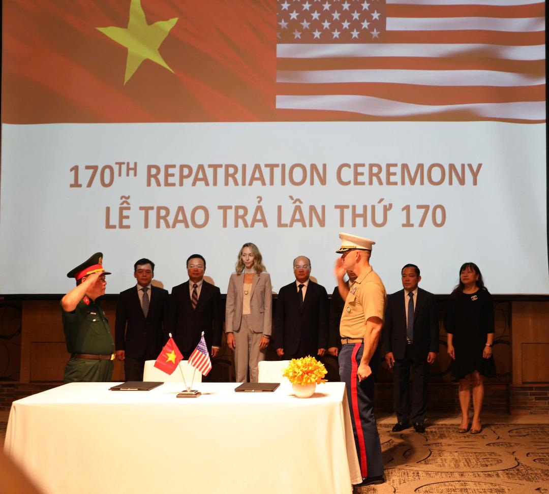 La escena de la ceremonia para devolver los restos de los soldados estadounidenses que desaparecen en la guerra en Vietnam el 25 de julio de 2025 en Da Nang. Foto: Ministerio de Asuntos Exteriores