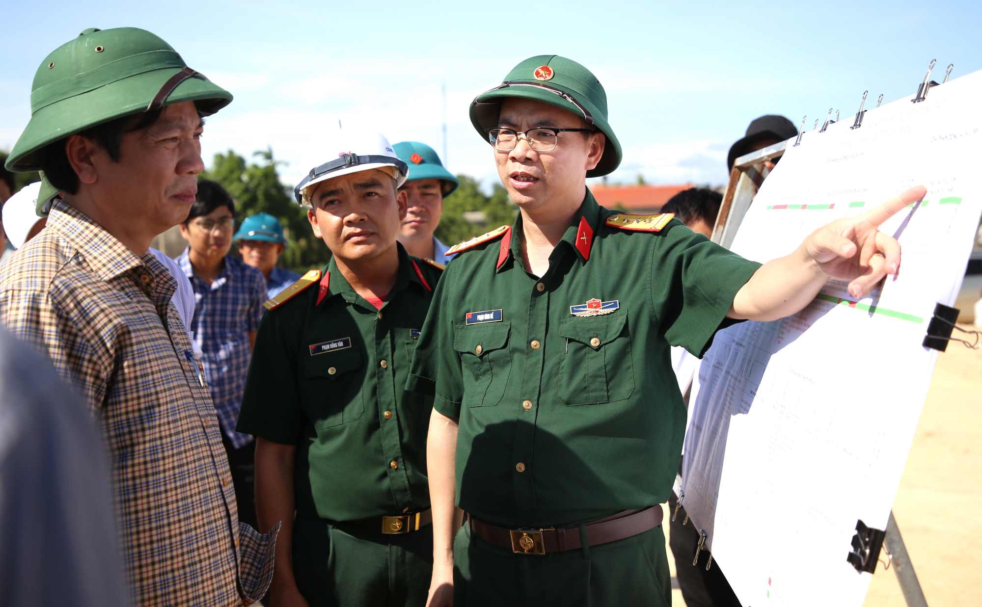 Les dirigeants de la province de Quang Tri inspectent l'avancement de la construction des zones de reinstallation pour le projet de route cotiere. Photo : Hung Tho