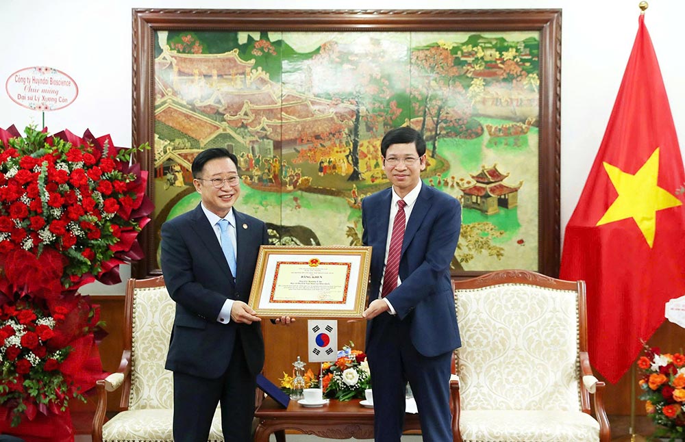 Thu truong Bo Van hoa, The thao va Du lich Ho An Phong tang Bang khen cho Dai su Du lich Viet Nam tai Han Quoc Ly Xuong Can. Anh: Tran Huan