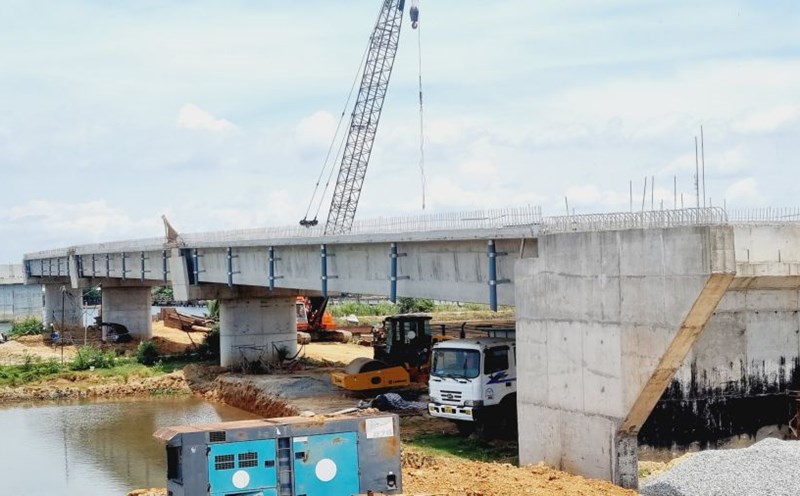 The Tam Tien Bridge project in Da Nang City with a total investment of 220 billion VND has been behind schedule for many years and has not yet set a completion date. Photo: Nguyen Hoang
