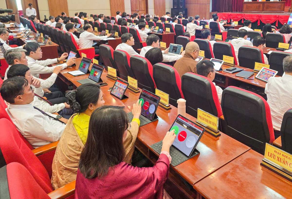 Delegates voted at the meeting. Photo: Hai Phong Portal