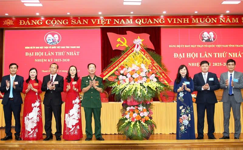 Ba Dinh Thi Thanh Ha, Pho Bi thu Dang uy cac co quan Dang tinh tang hoa chuc mung Dai hoi. Anh: Chung Nguyen