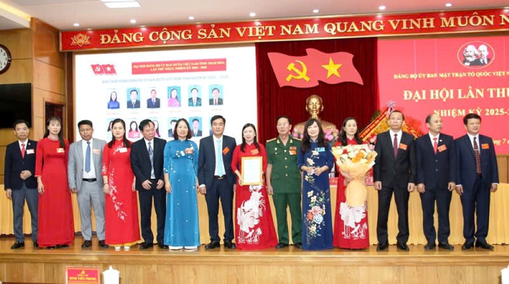 Tang hoa chuc mung Ban chap hanh Dang bo Uy ban MTTQ tinh Thanh Hoa nhiem ky 2025-2030. Anh: Chung Nguyen