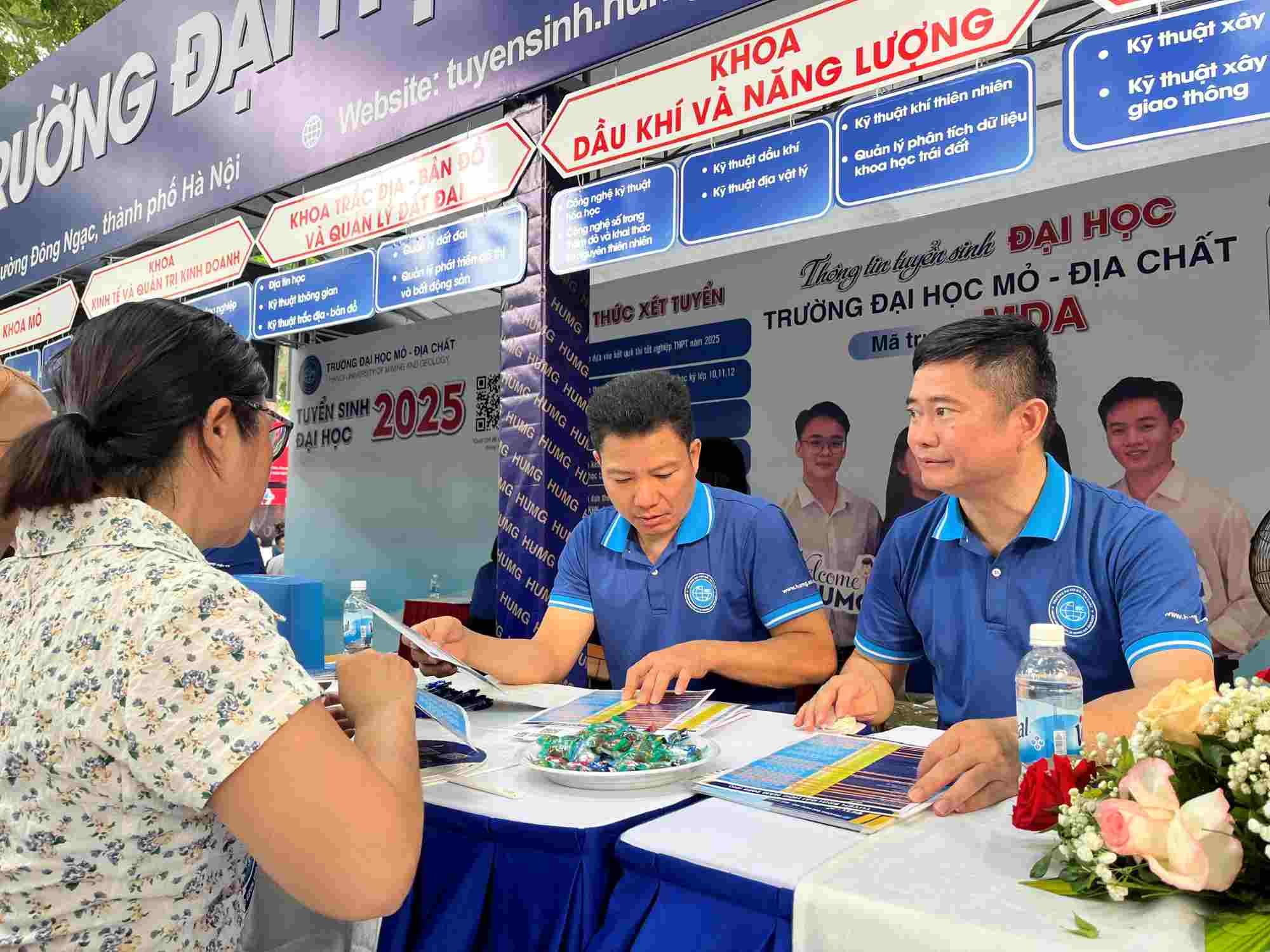 Parents learn about admission consulting information at the booth of the University of Mining and Geology at the 2025 admission consulting festival. Photo: Van Trang