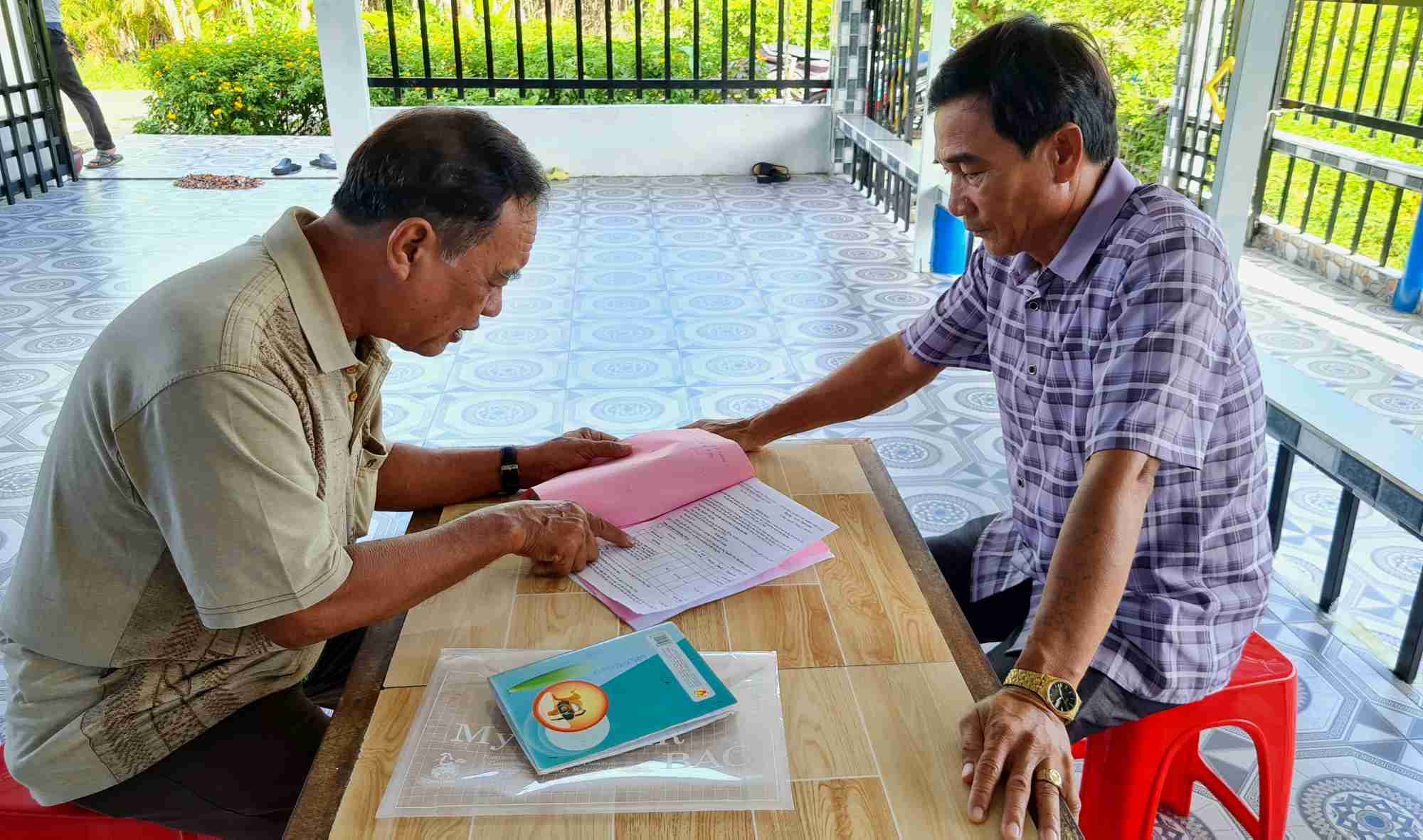 Les habitants du hameau de Khai Long commune de Dat Mui discutent et conviennent d'attribuer des terres pour la construction de l'autoroute Ca Mau - Dat Mui. Photo : Nhat Ho