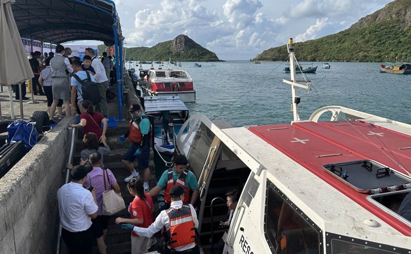 A group of international visitors took a boat to visit Con Dao (HCMC). Photo: Thanh An