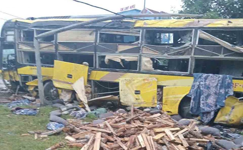 The passenger bus crashed, killing 9 people and injuring 15 others in Ha Tinh at 2:10 a.m. on July 25. Photo: Duc Tuan.