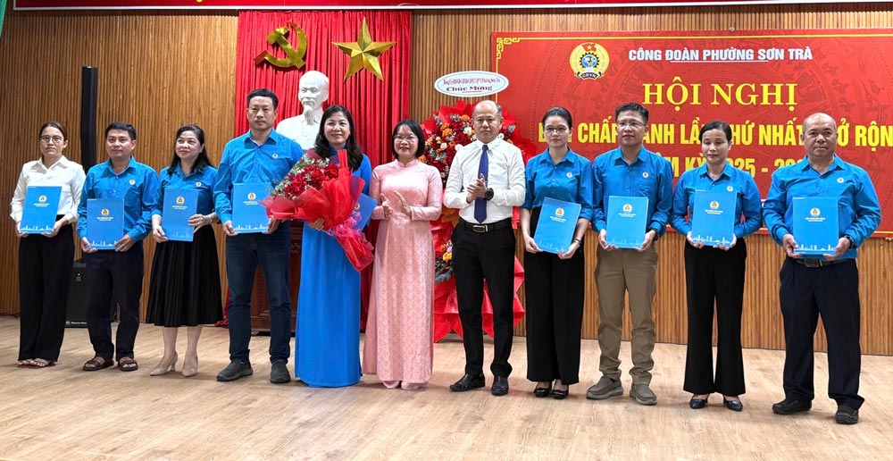 다낭시 손트라빈동 노동조합 집행위원회 출범식. 사진: Tra Van