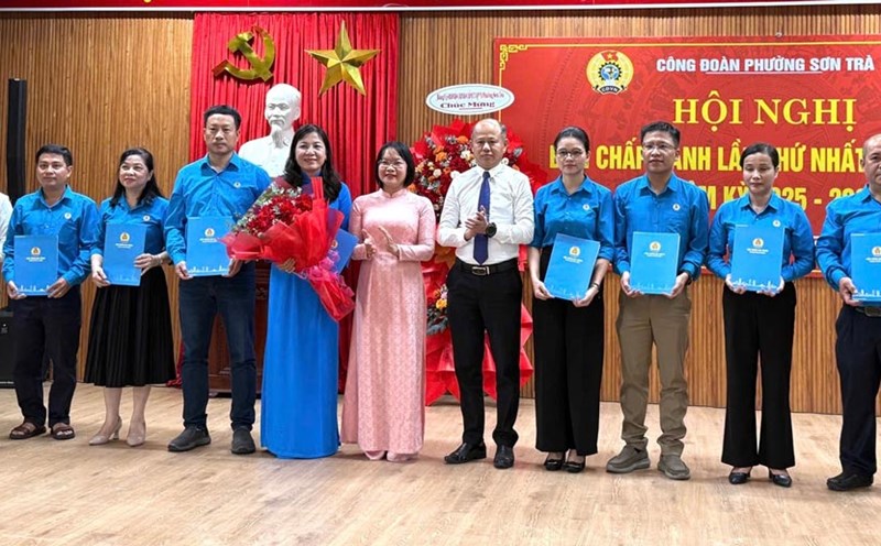 Launching the Executive Committee of the Trade Union of Son Tra Ward, Da Nang City. Photo: Tra Van