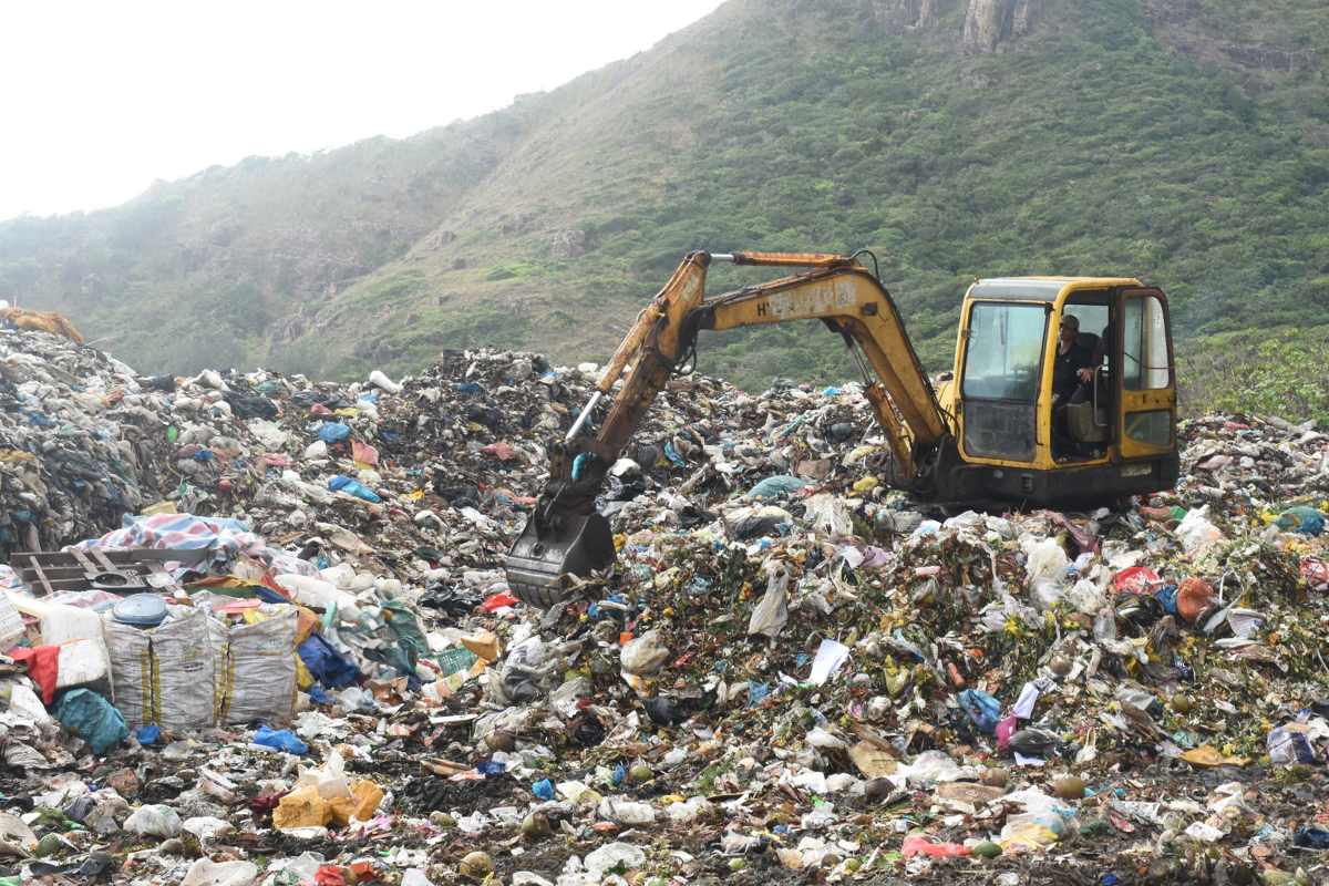 Haute question de dechets, plus de 100 000 tonnes a la plage et a la con dao. Photo: Minh Tam