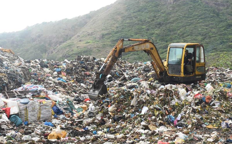 High-quality waste, more than 100,000 tons remaining in Bai Nhat, Con Dao. Photo: Minh Tam