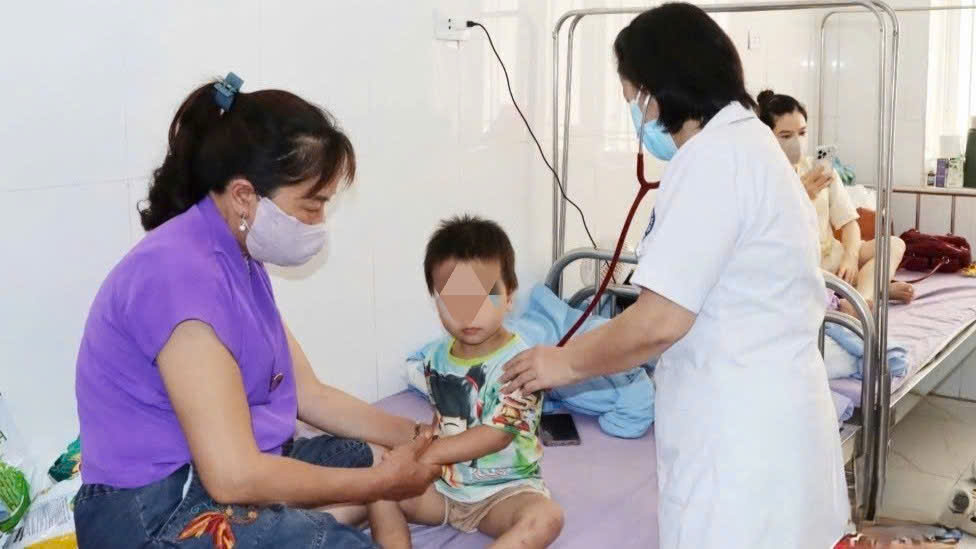Medical staff check the health of a child suspected of being infected with RSV virus at a medical facility. Photo: Nguyen Thu