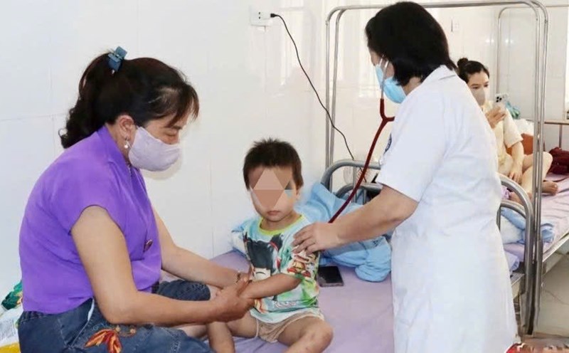 Medical staff check the health of a child suspected of being infected with RSV virus at a medical facility. Photo: Nguyen Thu