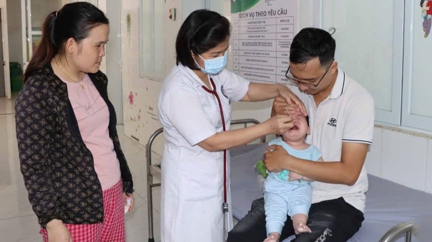 Test virus hop bao ho hap RSV cho tre tai Benh vien Da khoa Khu vuc Mai Son. Anh: Nguyen thu