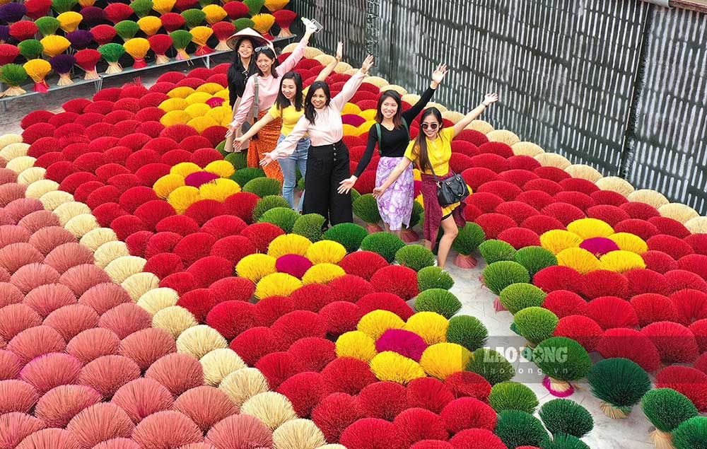 Visitors check-in at Quang Phu Cau craft village, a special destination on the Hanoi tourism map. Photo: Song Hung
