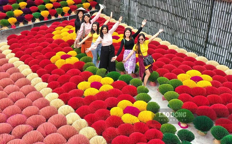 Visitors check-in at Quang Phu Cau craft village, a special destination on the Hanoi tourism map. Photo: Song Hung