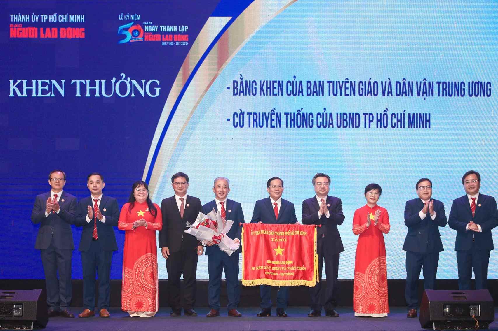 Standing Deputy Secretary of the Ho Chi Minh City Party Committee Nguyen Thanh Nghi presented the traditional flag to the Editorial Board of Lao Dong Newspaper. Photo: Organizing Committee