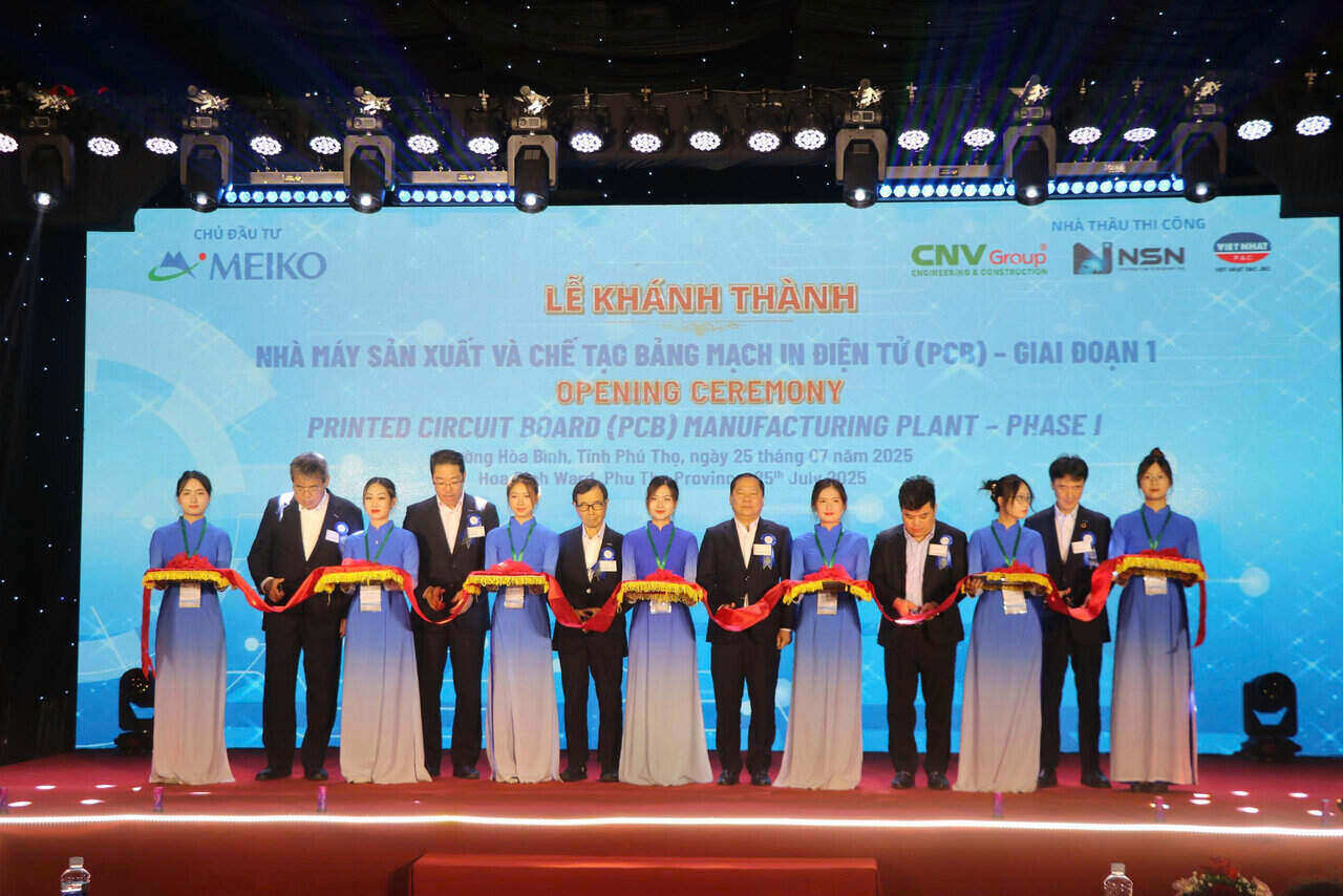 Dai dien lanh dao tinh Phu Tho va Tap doan Meiko cat bang khanh thanh nha may. Anh: Thanh Hai
