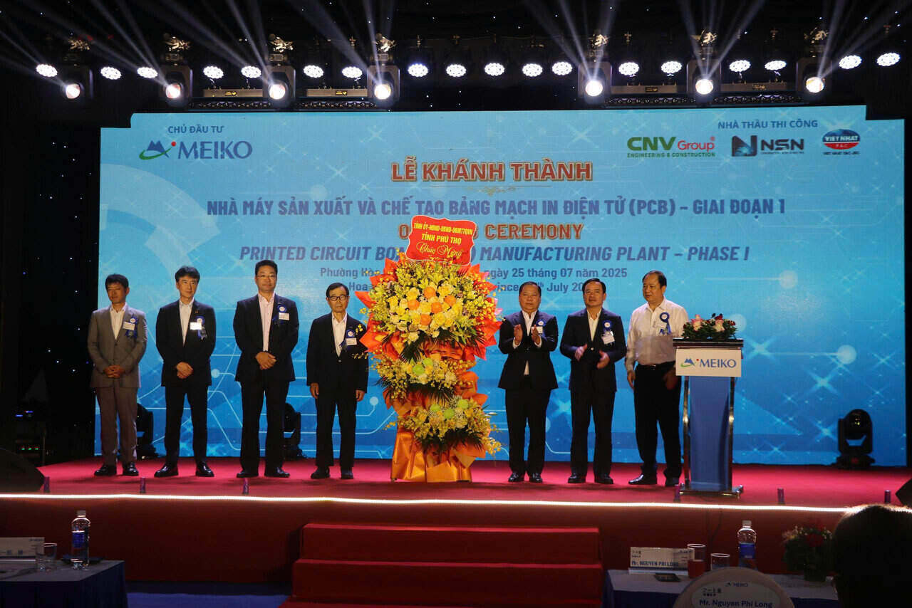 Pho bi thu Thuong truc tinh uy Phu Tho tang hoa chuc mung Tap doan Meiko tai le khanh thanh nha may. Anh: Thanh Hai