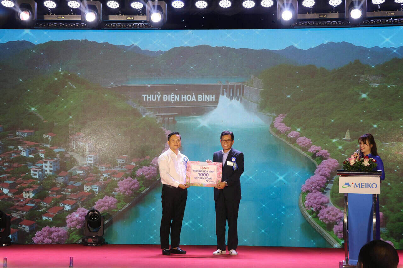 Lanh dao Tap doan Meiko tang phuong Hoa binh 1.000 cay xanh. Anh: Thanh Hai