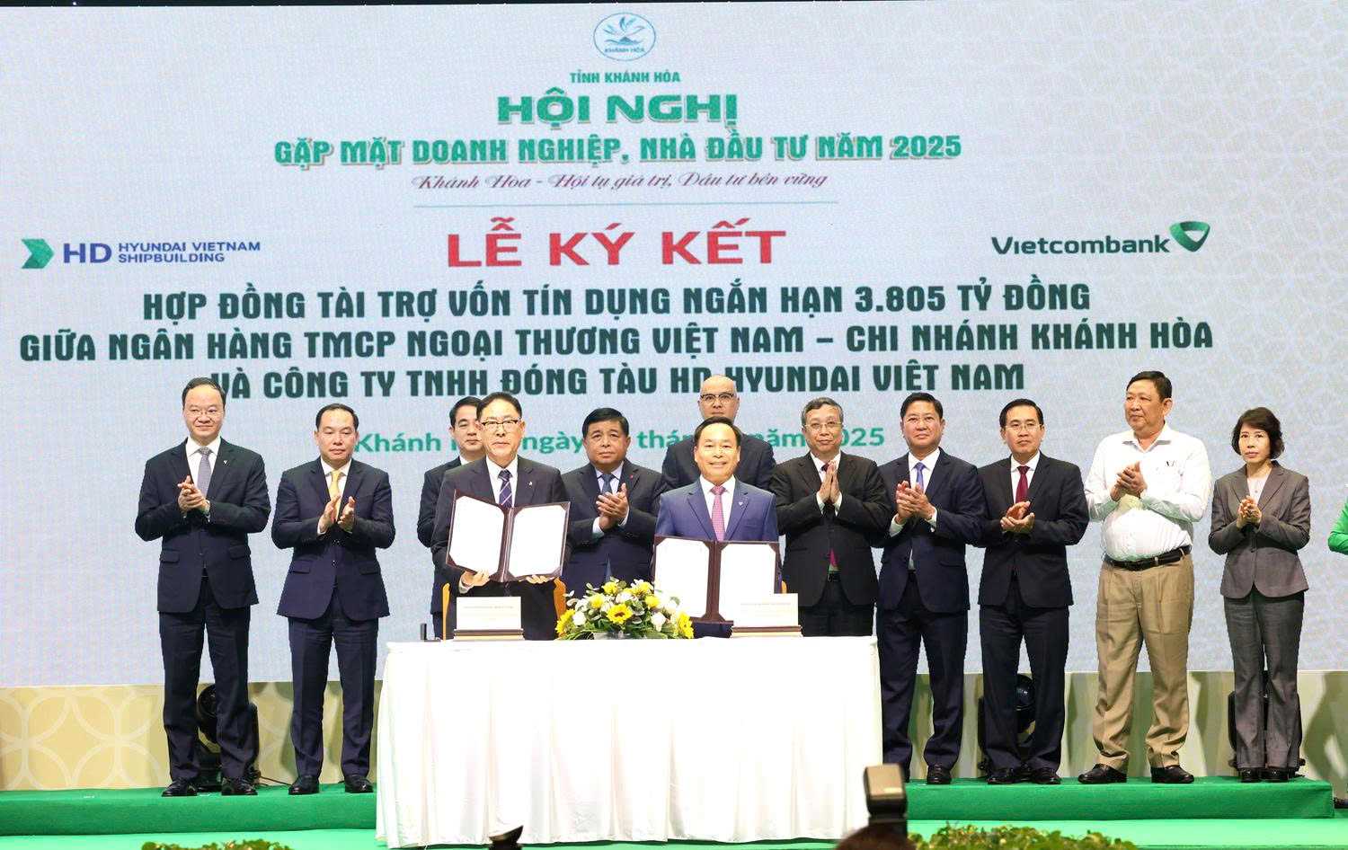 Pho Thu tuong Chinh phu Nguyen Chi Dung va cac dai bieu cung chung kien le ky thoa thuan hop tac tai hoi nghi gap mat doanh nghiep, nha dau tu nam 2025 do UBND tinh Khanh Hoa to chuc. Anh: Phuong Linh