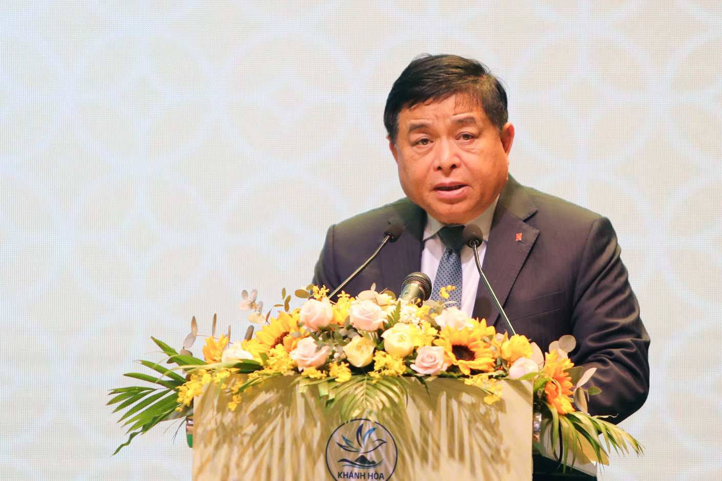 Deputy Prime Minister Nguyen Chi Dung spoke at the meeting with businesses and investors organized by the People's Committee of Khanh Hoa province. Photo: Phuong Linh