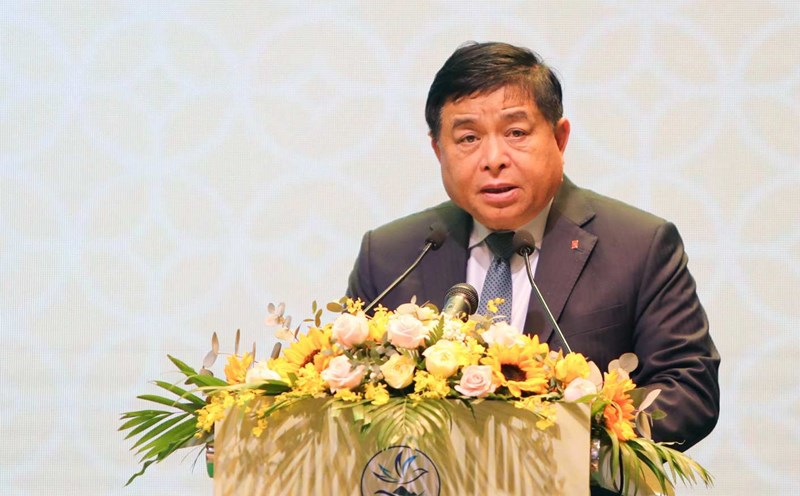 Deputy Prime Minister Nguyen Chi Dung spoke at the meeting with businesses and investors organized by the People's Committee of Khanh Hoa province. Photo: Phuong Linh