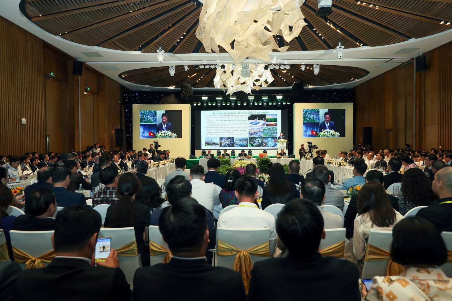 Hon 300 doanh nghiep, nha dau tu tham du hoi nghi gap mat Anh: Phuong Linh