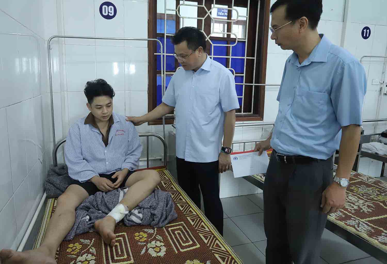 Pho Chu tich chuyen trach Uy ban An toan giao thong Quoc gia Le Kim Thanh tham hoi nan nhan bi thuong trong vu tai nan. Anh: Vu Tuan.