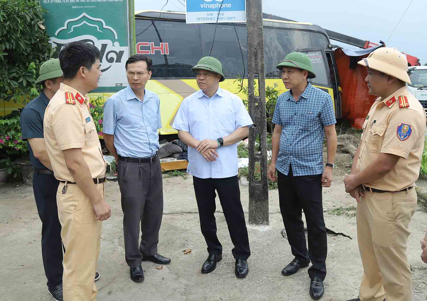 Vice Chairman of the National Traffic Safety Committee Le Kim Thanh (3rd, from right) inspected the scene of the accident. Photo: Vu Tuan