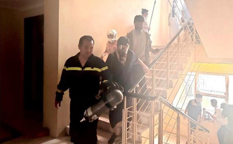 The Fire Prevention and Rescue Force organized evacuation instructions and rescued two people affected by smoke. Photo: Hanoi Police