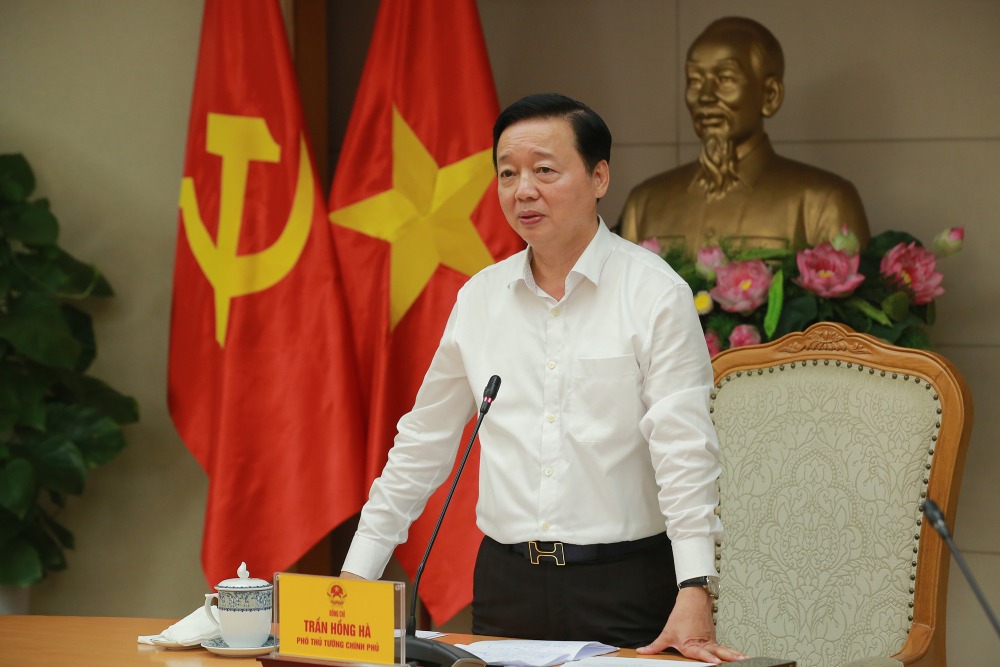 Deputy Prime Minister Tran Hong Ha chaired a meeting to give opinions on adjusting the assignment of targets for completing social housing. Photo: VGP