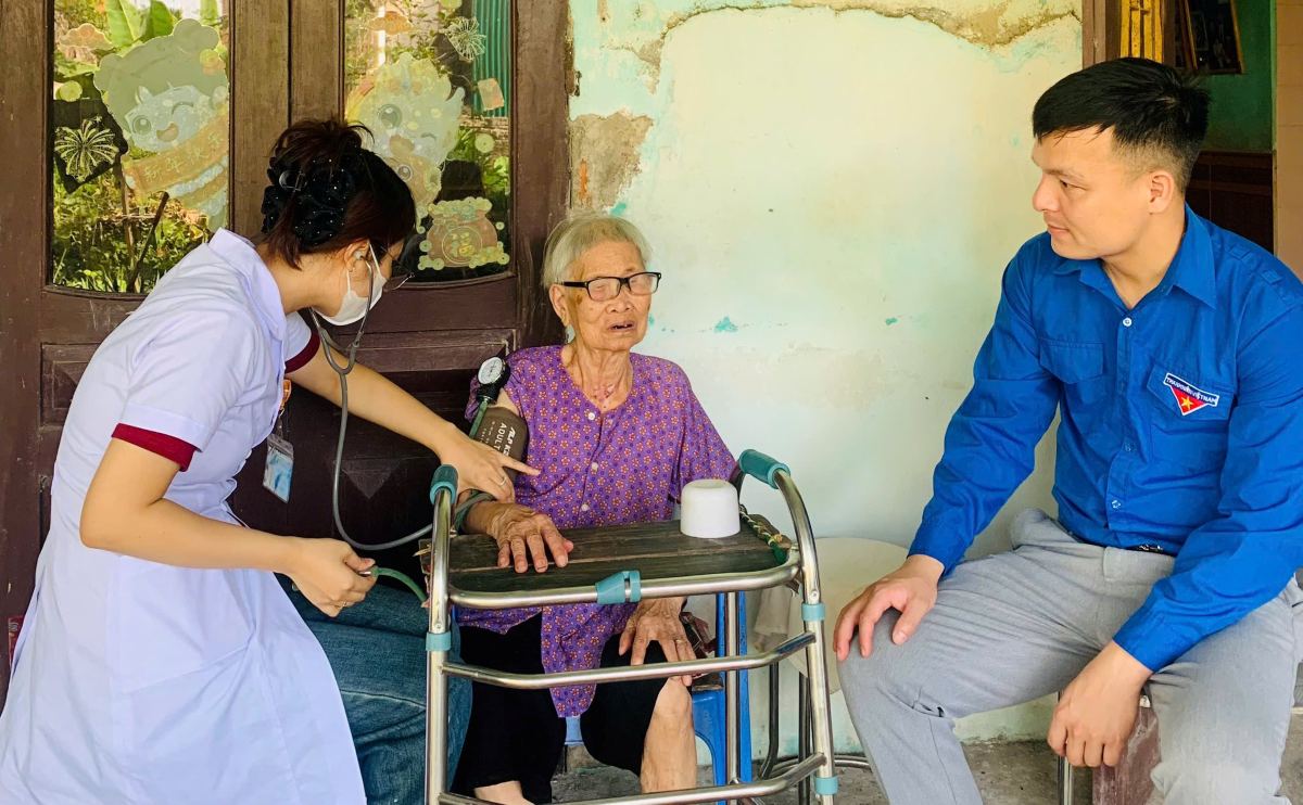 Doan Thanh nien xa Hop Tien phoi hop Trung tam Y te Nam Sach to chuc kham benh, tu van va cap phat thuoc mien phi cho gia dinh nguoi co cong. Ảnh: Thanh doan Hai Phong