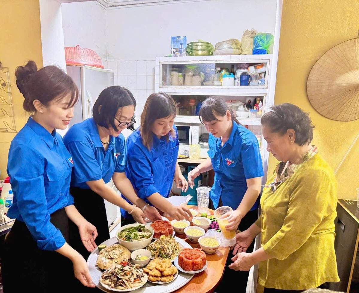 Los miembros del sindicato y los jovenes preparan sus propias comidas de gratitud a las familias de politicas. Foto: Thanh Doan Hai Phong
