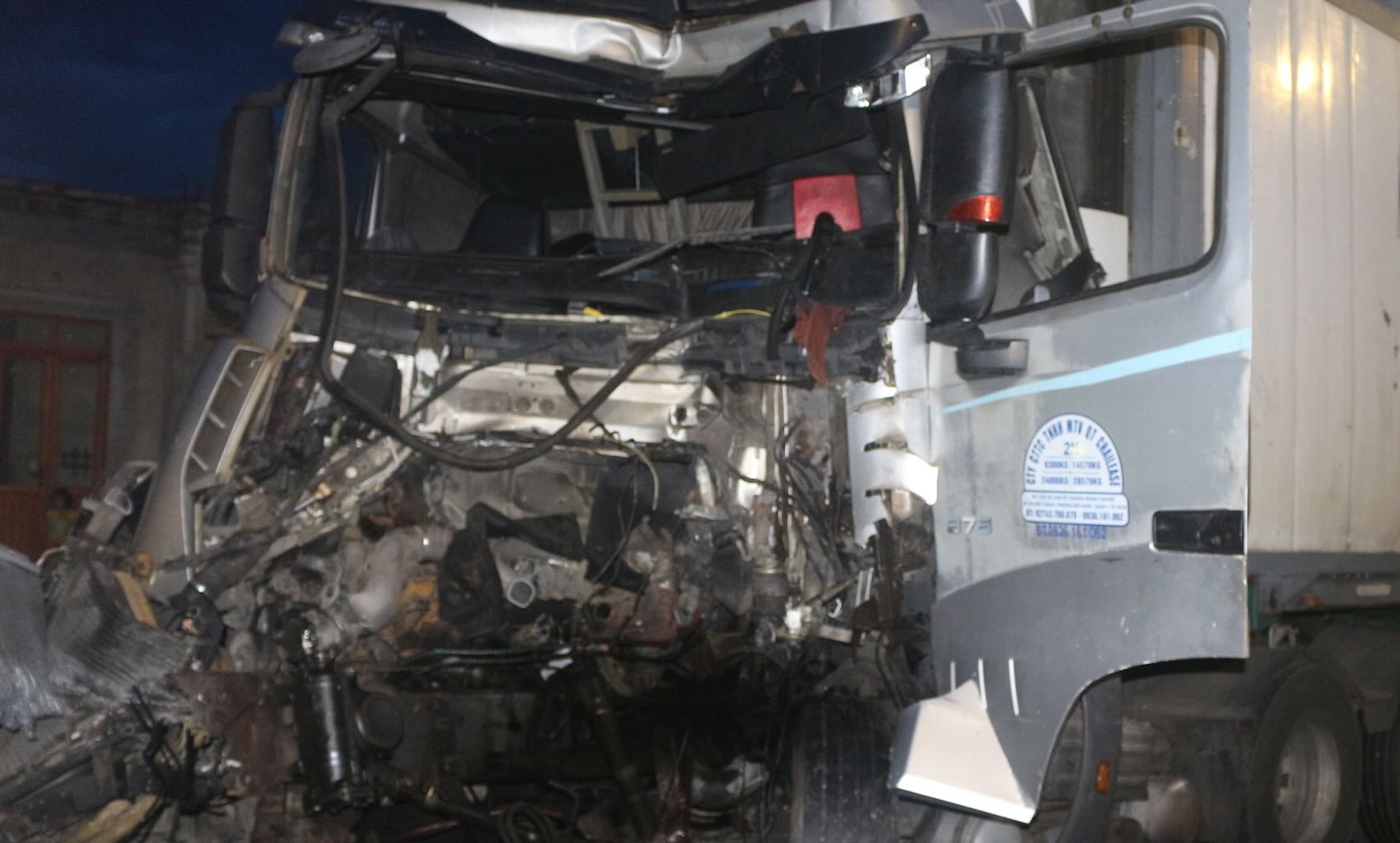 The collision caused the container driver to be trapped in the cabin. Photo: Hai Phuong