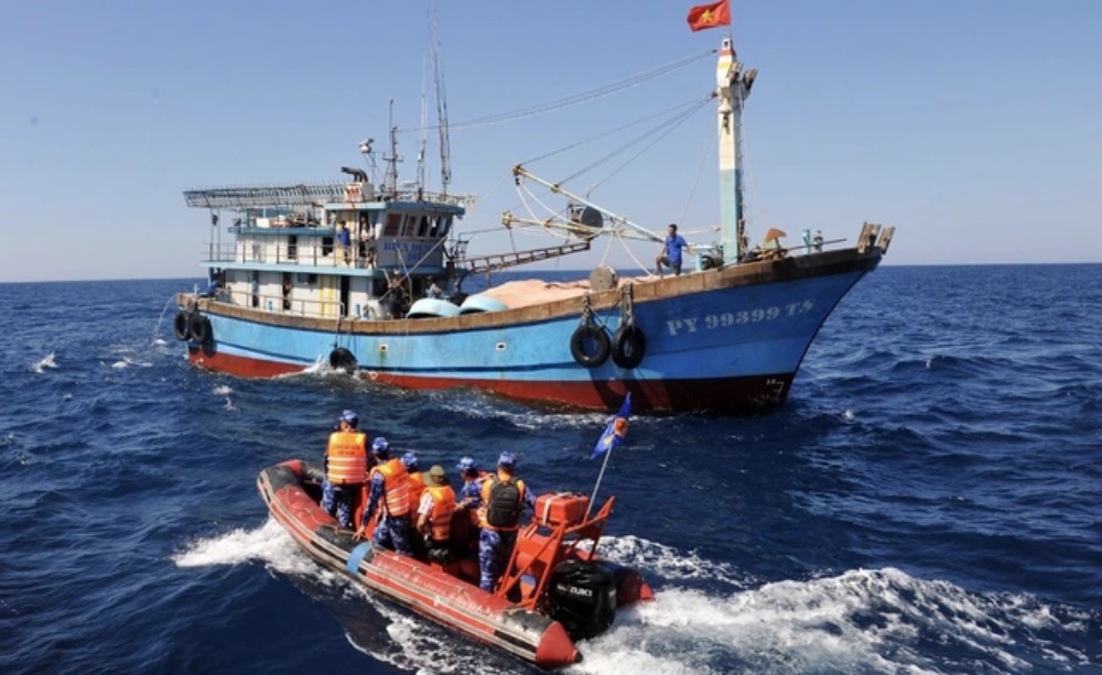 The Ministry of National Defense launched a peak period of patrolling and handling 3 no fishing vessels, combating illegal IUU fishing. Photo: VGP