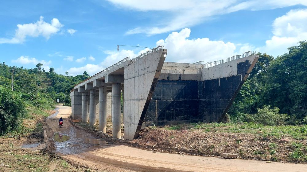 The slow construction of the flood overpass has greatly affected people's lives. Photo: Hung Tho
