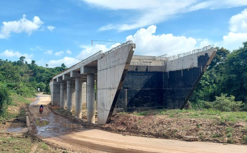The slow construction of the flood overpass has greatly affected people's lives. Photo: Hung Tho