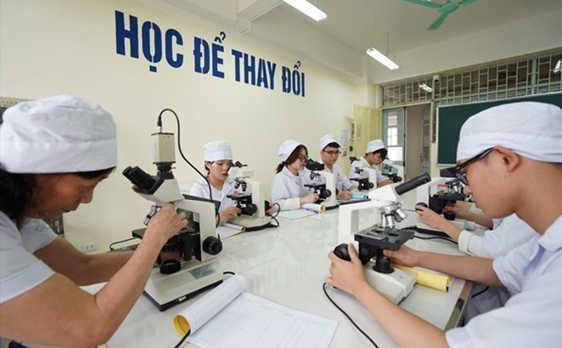 The floor score of the health sector decreased but there was differentiation. Photo: Bich Hang