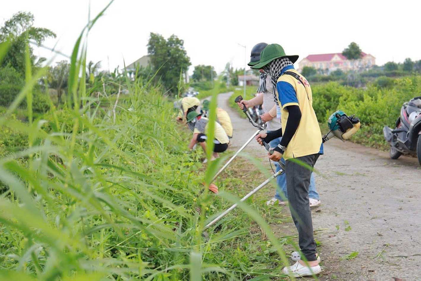 Thanh nien trong chien dich phat quang bui ram doc cac tuyen duong. Anh: LCHSV Ca Mau
