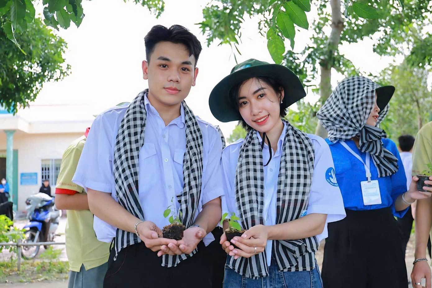 Thoai va Tran tham gia trong cay trong chien dich Mua he xanh. Anh: L